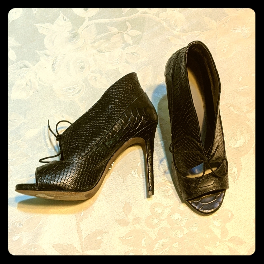 Pour la Victoire high heels snake skin tie